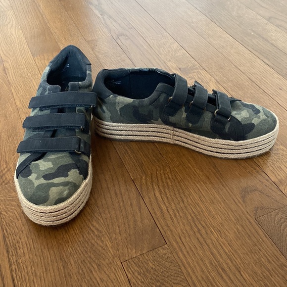 Camo Platform Velcro Sneakers - Picture 2 of 4